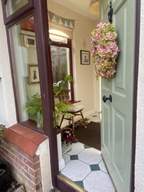 2 Bed Retreat by Lake, Hotel and Golf Course